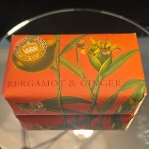 Orange Infused Body Wash for a Refreshing Bath Experience
